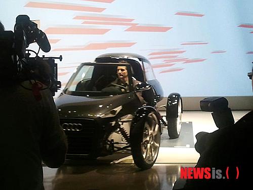 【뮌헨(독일)=뉴시스】최현 기자 = 지난 한해 메르세데스 벤츠의 판매량을 넘기며 승승장구하고 있는 아우디가 29일(현지시간) 독일 뮌헨에서 25개국 미디어를 초청해 상용화를 목포로 연구 중인 전기차, 차량 경량화, 안전보조시스템 등을 선보였다.&nbsp; 아우디는 무인주정차 시스템, 무선 전기차 충전, FRP(유리섬유강화 플라스틱)를 이용한 차체경량화 기술, OLED 적용 백라이트(후방 조명), 차세대 HUD(전방 상향 시현기), 안개 낀 날씨 사고 예방을 위한 후방 레이저빔 기술 등을 차례대로 공개했다.&nbsp; forgetmenot@newsis.com