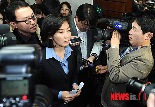 【서울=뉴시스】서재훈 기자 = 1일 오후 서울 여의도 새누리당사 기자실에서 나경원 전 의원이 남편 김재호 판사가 박은정 검사에게 나 전 의원을 비방한 누리꾼에 대한 기소 청탁을 했다는 의혹과 관련, 기자회견을 마치고 당사를 나서고 있다.&nbsp;&nbsp; jhseo@newsis.com