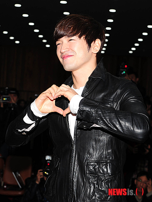 【서울=뉴시스】박문호 기자 = 공익근무요원으로 군 대체복무를 끝낸 신화 멤버 이민우가 2일 오전 서울 중구 봉래동 한국철도 시설공단 대강당에서 팬들과 취재진에게 인사하고 있다.&nbsp; go2@newsis.com