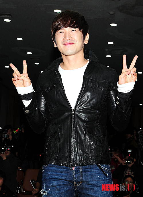 【서울=뉴시스】박문호 기자 = 공익근무요원으로 군 대체복무를 끝낸 신화 멤버 이민우가 2일 오전 서울 중구 봉래동 한국철도 시설공단 대강당에서 팬들과 취재진에게 인사하고 있다.&nbsp; go2@newsis.com