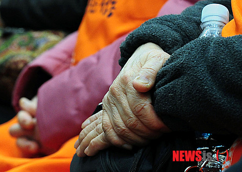 【서울=뉴시스】박동욱 기자 = 2일 오후 서울 행당동 성동구청 대강당에서 열린 '2012년 공공적합형 노인일자리사업 발대식'에 참석한 어르신들이 손을 모은 채 고재득 구청장의 인사말을 경청하고 있다. 노인적합형 공공일자리 사업은 일자리를 희망하는 어르신에게 맞춤형 공공일자리를 제공해 소득 창출 및 사회참여의 기회를 제공하고자 마련됐다.&nbsp; fufus@newsis.com