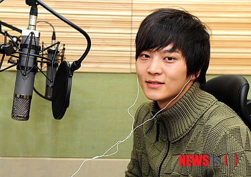 【서울=뉴시스】김정환 기자 = KBS 1TV 4부작 문명 다큐멘터리 '문명의 기억 지도'가 펼쳐진다. 지도를 다룬 다큐멘터리로 수천 년의 기억을 간직한 전설의 지도들을 통해 지도에 숨겨진 문명의 비밀 암호를 푼다.&nbsp; 1부 '달의 산'은 2일 오후 8시에 방송된다. 600년 전인 1402년 조선에서 제작된 '혼일강리역대국도지도'에는 중국, 인도, 아라비아 반도, 아프리카 대륙이 온전한 형태로 그려져 있다. 특히 바다에 둘러싸인 삼각형 형태로 완전하게 그려진 아프리카의 모습은 놀라움을 넘어 충격이다.&nbsp; 당시 유럽에서도 아프리카 대륙을 그린 지도는 만들지 못했다. 1488년 포르투갈의 항해자 바르톨로뮤 디아스가 희망봉을 발견한 뒤에야 유럽인들은 지도에 아프리카 대륙을 그려 넣을 수 있었다. 그런데 이보다 무려 100여년 전인 조선의 세계지도에 어떻게 아프리카가 등장하게 된 것일까.&nbsp; 이날 방송에서는 아프리카 대륙을 그린 최초의 세계지도, 혼일강리역대국도지도의 비밀을 파헤쳐 본다.&nbsp; 2부 '프톨레마이오스'는 3일 같은 시간에 전파를 탄다. 신대륙을 발견한 콜럼버스의 유품 중에서 지도 한 장이 발견됐다. 2000년 전 고대 그리스의 지리학자 프톨레마이오스가 그린 세계지도다. 이것은 고대 인류의 지리학이 집대성된 전설의 지도다.&nbsp; 이 지도는 당시 아무도 보지 못했던 유라시아 대륙의 동쪽 끝, 말레이반도까지 그려져 있다. 이 때문에 인도양은 닫힌 내해가 되었다. 동쪽은 왜 말레이반도에서 끝나게 된 것일까. 닫힌 인도양의 모습을 통해 프톨레마이오스 지도의 비밀을 풀어본다.&nbsp;&nbsp; 3부 '프레스터 존'은 10일 같은 시간에 방송된다. 고대의 바다를 지배한 것은 동양이다. 그런데 지도 한 장이 유럽을 바다로 불러내 동서양의 운명을 뒤바꿔놓게 된다. 1502년에 작성된 '칸티노 세계지도'다. 이 지도의 탄생으로 유럽은 동방으로의 바닷길을 장악하고 세계사의 주인이 됐다.&nbsp; 이 지도는 어떻게 탄생했을까. 아이러니하게도 동방의 기독교왕 '프레스터 존'에 관한 전설로부터 시작됐다. 이슬람 세력에게 핍박받던 유럽인들이 자신들을 구원해줄 존에 대한 굳은 믿음을 가졌고, 그 믿음이 새로운 지도를 탄생시켰다. 그리고 유럽은 이 지도를 바탕으로 좀 더 빨리 존에게 가기 위해 동방으로 가는 바닷길을 열었고, 대항해시대의 개막과 함께 존의 도움 없이 스스로 강성해졌다.&nbsp;&nbsp; 4부 '지도전쟁'은 11일 같은 시간에 시리즈의 대미를 장식한다. 근대는 지도를 가진 자가 더 넓은 땅을 차지하고, 권력을 휘두를 수 있었던 비극의 시대였다.&nbsp; 일본은 지도를 손에 넣고 시대의 승자가 되려고 했다. 그들은 자신들의 앞바다로 들어온 근대 유럽 열강들의 지도를 흉내내기 시작했다. 아시아 항로를 연 네덜란드 지도, 산업혁명의 토대가 된 영국 지도, 태평양을 건너게 한 미국 지도까지 서구 열강은 지도와 더불어 세계의 패권을 손에 넣었다. 그러나 이들을 따라했던 일본의 지도는 결국 비극의 역사를 불렀다. 그 기억의 출발점으로 되돌아 가본다.&nbsp; 촬영을 위해 35개국을 누볐으며, 제작에 2년이 소요됐다.&nbsp; 지난 2월19일 자체 최고시청률(36.3%)로 종방한 2TV 인기 주말드라마 '오작교 형제들'의 '황태희'에 이어 4일 시작되는 2TV '해피선데이-1박2일 시즌2'의 새 멤버로 인기를 이어가는 주원(25)이 내레이터로 나섰다. 편안하고 친근한 해설로 보는 재미에 듣는 즐거움, 생각하는 흐뭇함을 선사한다.&nbsp; ace@newsis.com