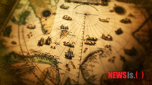 【서울=뉴시스】김정환 기자 = KBS 1TV 4부작 문명 다큐멘터리 '문명의 기억 지도'가 펼쳐진다. 지도를 다룬 다큐멘터리로 수천 년의 기억을 간직한 전설의 지도들을 통해 지도에 숨겨진 문명의 비밀 암호를 푼다.&nbsp; 1부 '달의 산'은 2일 오후 8시에 방송된다. 600년 전인 1402년 조선에서 제작된 '혼일강리역대국도지도'에는 중국, 인도, 아라비아 반도, 아프리카 대륙이 온전한 형태로 그려져 있다. 특히 바다에 둘러싸인 삼각형 형태로 완전하게 그려진 아프리카의 모습은 놀라움을 넘어 충격이다.&nbsp; 당시 유럽에서도 아프리카 대륙을 그린 지도는 만들지 못했다. 1488년 포르투갈의 항해자 바르톨로뮤 디아스가 희망봉을 발견한 뒤에야 유럽인들은 지도에 아프리카 대륙을 그려 넣을 수 있었다. 그런데 이보다 무려 100여년 전인 조선의 세계지도에 어떻게 아프리카가 등장하게 된 것일까.&nbsp; 이날 방송에서는 아프리카 대륙을 그린 최초의 세계지도, 혼일강리역대국도지도의 비밀을 파헤쳐 본다.&nbsp; 2부 '프톨레마이오스'는 3일 같은 시간에 전파를 탄다. 신대륙을 발견한 콜럼버스의 유품 중에서 지도 한 장이 발견됐다. 2000년 전 고대 그리스의 지리학자 프톨레마이오스가 그린 세계지도다. 이것은 고대 인류의 지리학이 집대성된 전설의 지도다.&nbsp; 이 지도는 당시 아무도 보지 못했던 유라시아 대륙의 동쪽 끝, 말레이반도까지 그려져 있다. 이 때문에 인도양은 닫힌 내해가 되었다. 동쪽은 왜 말레이반도에서 끝나게 된 것일까. 닫힌 인도양의 모습을 통해 프톨레마이오스 지도의 비밀을 풀어본다.&nbsp;&nbsp; 3부 '프레스터 존'은 10일 같은 시간에 방송된다. 고대의 바다를 지배한 것은 동양이다. 그런데 지도 한 장이 유럽을 바다로 불러내 동서양의 운명을 뒤바꿔놓게 된다. 1502년에 작성된 '칸티노 세계지도'다. 이 지도의 탄생으로 유럽은 동방으로의 바닷길을 장악하고 세계사의 주인이 됐다.&nbsp; 이 지도는 어떻게 탄생했을까. 아이러니하게도 동방의 기독교왕 '프레스터 존'에 관한 전설로부터 시작됐다. 이슬람 세력에게 핍박받던 유럽인들이 자신들을 구원해줄 존에 대한 굳은 믿음을 가졌고, 그 믿음이 새로운 지도를 탄생시켰다. 그리고 유럽은 이 지도를 바탕으로 좀 더 빨리 존에게 가기 위해 동방으로 가는 바닷길을 열었고, 대항해시대의 개막과 함께 존의 도움 없이 스스로 강성해졌다.&nbsp;&nbsp; 4부 '지도전쟁'은 11일 같은 시간에 시리즈의 대미를 장식한다. 근대는 지도를 가진 자가 더 넓은 땅을 차지하고, 권력을 휘두를 수 있었던 비극의 시대였다.&nbsp; 일본은 지도를 손에 넣고 시대의 승자가 되려고 했다. 그들은 자신들의 앞바다로 들어온 근대 유럽 열강들의 지도를 흉내내기 시작했다. 아시아 항로를 연 네덜란드 지도, 산업혁명의 토대가 된 영국 지도, 태평양을 건너게 한 미국 지도까지 서구 열강은 지도와 더불어 세계의 패권을 손에 넣었다. 그러나 이들을 따라했던 일본의 지도는 결국 비극의 역사를 불렀다. 그 기억의 출발점으로 되돌아 가본다.&nbsp; 촬영을 위해 35개국을 누볐으며, 제작에 2년이 소요됐다.&nbsp; 지난 2월19일 자체 최고시청률(36.3%)로 종방한 2TV 인기 주말드라마 '오작교 형제들'의 '황태희'에 이어 4일 시작되는 2TV '해피선데이-1박2일 시즌2'의 새 멤버로 인기를 이어가는 주원(25)이 내레이터로 나섰다. 편안하고 친근한 해설로 보는 재미에 듣는 즐거움, 생각하는 흐뭇함을 선사한다.&nbsp; ace@newsis.com