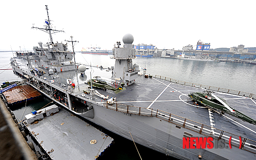 【동해=뉴시스】김경목 기자 = 美(미)7함대 상륙지휘함 블루릿지함(Blue Ridge, 1만9600ｔ급, 함장 다니엘 C.그리에코 대령)이 2일 대한민국 해군과의 친선교류를 위해 강원 동해항에 입항했다. 블루릿지함은 길이 194ｍ, 폭 33ｍ 규모로 1100여명의 승조원이 임무를 수행하고 있으며, 일본 요코스카항에 전진 배치돼 美7함대 예하 전력을 지휘하고 있다. (사진=해군 제1함대사령부 제공)&nbsp; photo31@newsis.com 