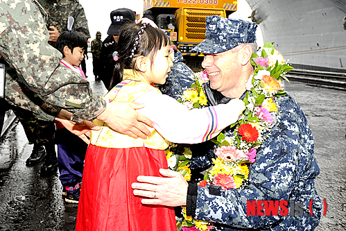 【동해=뉴시스】김경목 기자 = 美(미)7함대 상륙지휘함 블루릿지함(Blue Ridge, 1만9600ｔ급, 함장 다니엘 C.그리에코 대령)이 2일 대한민국 해군과의 친선교류를 위해 강원 동해항에 입항했다. 이날 환영행사에서 해군 1함대 부사관의 딸인 홍예진(6)양이 함장인 다니엘 C. 그리에코 대령의 목에 화한을 걸어주고 있다. 블루릿지함은 길이 194ｍ, 폭 33ｍ 규모로 1100여명의 승조원이 임무를 수행하고 있으며, 일본 요코스카항에 전진 배치돼 美7함대 예하 전력을 지휘하고 있다. (사진=해군 제1함대사령부 제공)&nbsp; photo31@newsis.com