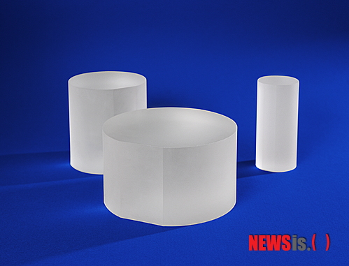 【서울=뉴시스】OCI가 2일 출하한 LED용 사파이어 잉곳제품. 왼쪽부터 순서대로 4인치, 6인치, 2인치 제품 (사진=OCI 제공)&nbsp; photo@newsis.com
