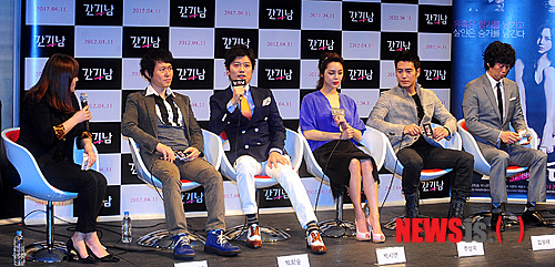 【서울=뉴시스】성형주 기자 = 배우 김정태(오른쪽부터), 주상욱, 박시연, 박희순, 김형준 감독이 5일 오후 서울 강남구 CGV 압구정 영화관에서 열린 영화 '간기남' 제작보고회에서 이야기를 나누고 있다.&nbsp; foru82@newsis.com