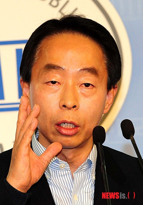 【서울=뉴시스】권주훈 기자 = 경남 거제시에 출마한 새누리당 김현철 예비후보가 5일 오후 국회 정론관에서 기자회견을 열고 공천 탈락에 분노 입장을 밝히고 있다&nbsp; joo2821@newsis.com 