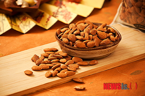 【서울=뉴시스】유희연 기자 = 아몬드와 호두 등의 견과류에는 단백질과 포화지방산이 많고 칼슘, 철분 등 사람의 몸에 이상적인 영양소를 함유하고 있다.(사진=그린너트 제공)&nbsp; lovely_jh@newsis.com 