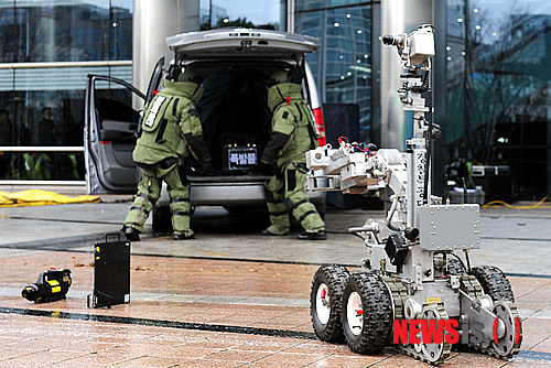 【서울=뉴시스】박동욱 기자 = 2012 핵안보정상회의 개막을 20일 앞두고 6일 오전 서울 삼성동 코엑스에서 소방, 경찰, 군 등 유관기관 관계자들이 합동 긴급구조종합훈련을 하고 있다.&nbsp; fufus@newsis.com