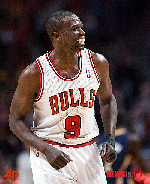 【시카고=AP/뉴시스】시카고 불스의 루올 뎅이 6일(한국시간) 일리노이주 시카고의 유나이티드 센터에서 열린 2011~2012 미국프로농구(NBA) 인디애나 페이서스와의 경기에서 3쿼터에 3점포를 터뜨린 뒤 미소를 짓고 있다.