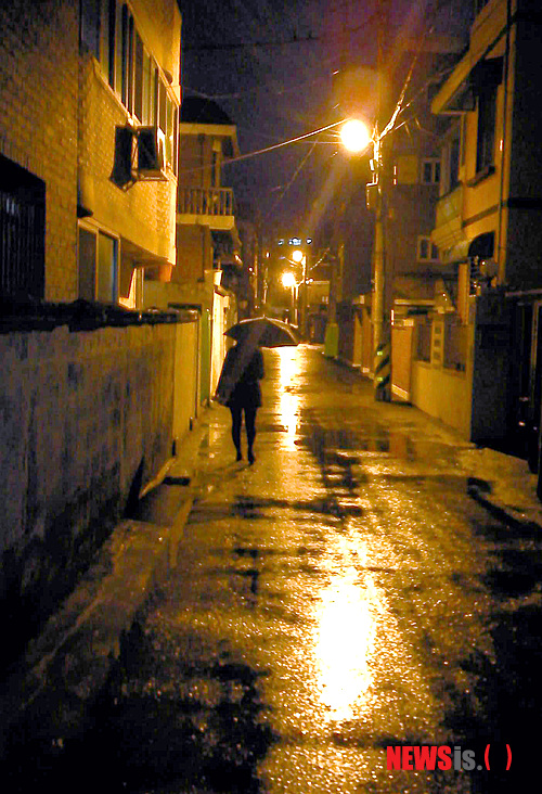 【춘천=뉴시스】이정민 기자 = 최근 강원도 춘천시에서 발생한 여대생 원룸 괴한 침입 사건에 대한 소문이 대학가에 퍼지면서 자취하는 여대생들이 불안에 떨고 있다. 6일 새벽 한 여대생이 자취방으로 발걸음을 재촉하고 있다.&nbsp; cielo@newsis.com