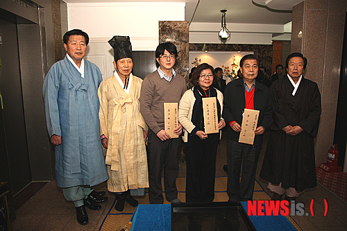 【안동=뉴시스】노창길 기자 = 6일 경북 안동에 도착한 맹자 76대 종손 맹령계, 대북시 민정국 국장 황려금여, 동금유 교수는 도산서원 춘계 향사례 집례를 위해 춘계 향사례에 참석할 수 있는 망기(도산서원 명예 제유사로 위촉)를 전달 받았다. (사진=안동시 제공)&nbsp;&nbsp; photo@newsis.com