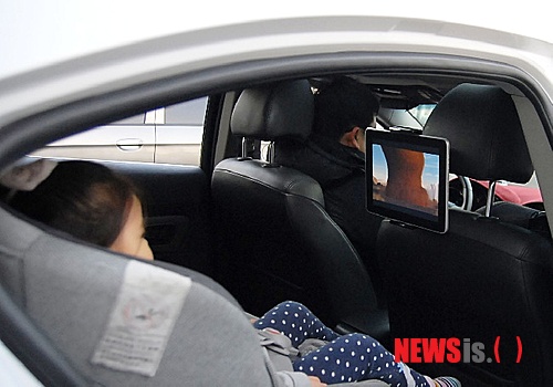 【서울=뉴시스】유희연 기자 = 네오픽스코리아는 자동차 뒷좌석 목받침(헤드레스트)에 설치할 수 있는 스마트폰 거치대 ‘아이픽스 헤드레스트 거치대’를 출시했다고 7일 밝혔다.(사진=네오픽스코리아 제공) lovely_jh@newsis.com