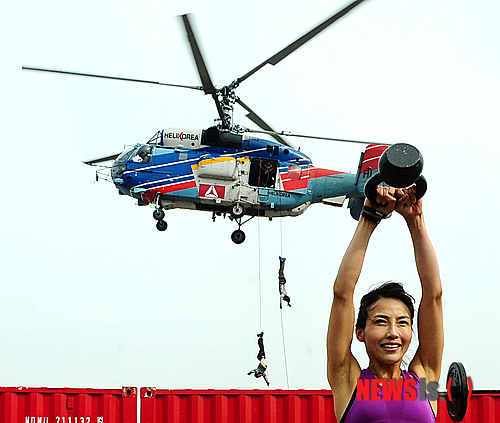 【서울=뉴시스】김기태 기자 = 7일 오전 서울 송파구 잠실 한강공원 헬기선착장에서 리복크로스핏터들이 ‘리복크로스핏’ 프로그램을 선보이고 있다. 리복크로스핏은 ‘피트니스는 스포츠다.’의 일환으로 리복과 크로스핏이 지난 2010년부터 파트너쉽을 체결한 신개념 피트니스 프로그램으로 경쟁을 통해 목표를 달성하는 운동 프로그램이다. presskt@newsis.com