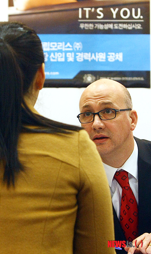 챗GPT 이후 신입 공고 급감…英 청년들, 첫 취업부터 AI 벽 만났다