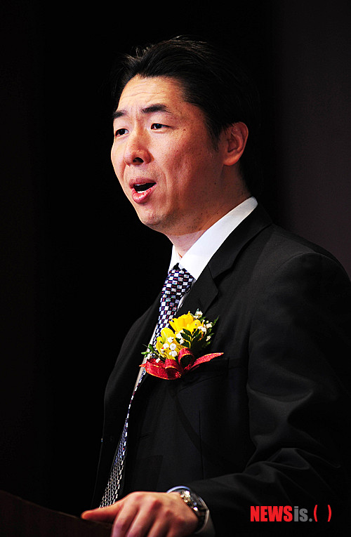 【서울=뉴시스】 박문호 기자 = 문국진 공동의장(통일그룹 회장·세계일보 부회장)7일 오후 서울 영등포구 여의도동 63시티에서 열린 '강한대한민국 범국민운동본부(공동의장 문국진, 김민하)' 출범대회에서 주제 강연하고 있다.&nbsp; go2@newsis.com