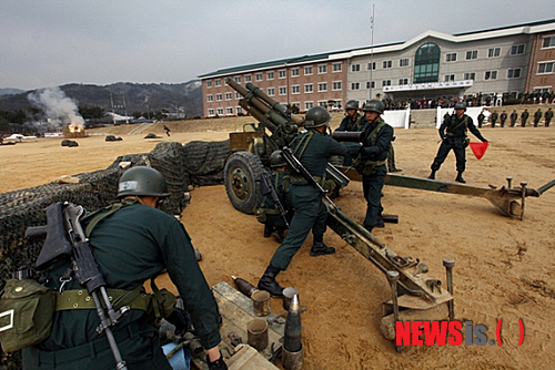 【철원=뉴시스】최문한 기자 = 최전방 강원 철원에서 국방수호를 다 하는 육군 제3사단 예하 71포병대대가 지난 7일 부대 연병장에서 ‘어게인 7·3작전’ 행사를 하며 적을 향한 포사격 재연을 하고 있다. (사진=육군3사단 제공)&nbsp; asia5566@newsis.com 