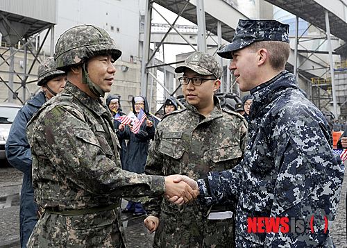 【동해=뉴시스】김경목 기자 = 美(미)해군 15전대 소속 머스틴함(Mustin·9200t급 이지스구축함)이 9일 강원 동해시 동해항에 입항했다. 이날 입항 환영행사에서 해군 제1함대사령부 부사령관인 심승섭 준장이 스콧 A. 타이트 함장(중령)과 악수를 나누며 입항을 환영하고 있다. 머스틴함은 해군 제1함대사령부와 함께 동해에서 Foal Eagle 훈련을 실시한다. 일본 요코스카항에 전진 배치돼 있는 머스틴함은 길이 155.3m, 폭 20m 규모로 승조원 350여명이 임무를 수행하고 있다. (사진=해군 제1함대사령부 제공) photo31@newsis.com