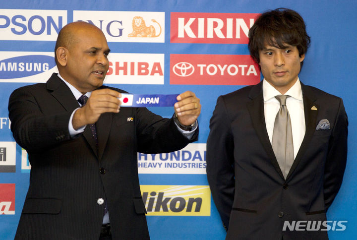 [쿠알라룸푸르=AP/뉴시스]2012년 당시 미야모토 쓰네야스 일본축구협회 회장(오른쪽). 2012.03.09.