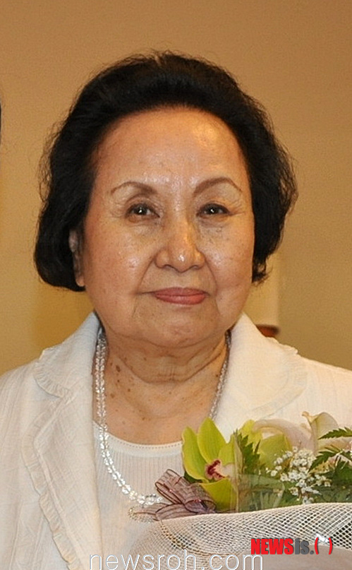 【서울=뉴시스】‘조선조의 마지막 공주’로 불리는 이해경 여사(82)가 최근 일부 황족 자녀들이 선친의 토지를 찾겠다며 국가를 상대로 소송을 제기한 것에 대한 쓴소리를 했다. 현재 뉴욕에 거주하는 이해경 여사는 8일(현지시간) ‘글로벌웹진’ 뉴스로(www.newsroh.com)와의 인터뷰에서 “일부 황손 자녀를 앞세운 엉뚱한 사람들이 여황을 세우고 황족회 운운하며 진짜 황손들과 문중 종친회를 난처하게 하고 있다”면서 “황실 복원은 시대착오적이며 민족정기 회복을 위한 황실역사 바로세우기가 돼야 한다”고 쓴소리를 했다.<사진=Newsroh.com 제공>