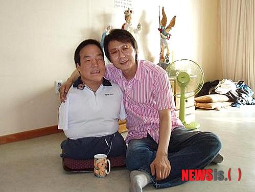 【서울=뉴시스】김정환 기자 = 이광필씨는 2010년 3월26일 북에 의해 천안함이 폭침 당하면서 남북간 긴장이 고조되던 당시 "한반도의 평화를 위해 북한을 방문해달라"고 호소하는 편지를 교황에게 보냈다. 교황은 공감의 뜻을 담은 답장을 보내왔다.&nbsp; ace@newsis.com