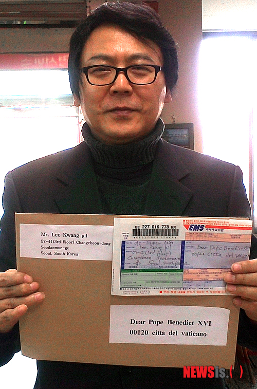 【서울=뉴시스】김정환 기자 = 지체장애인은 가톨릭 사제(신부)가 될 수 없다?&nbsp; 가수 겸 생명운동가 이광필(49)씨가 지체장애인이 신부가 되는 길을 사실상 봉쇄한 가톨릭 교회법을 문제삼고 나섰다. 이광필씨는 가톨릭 최고지도자인 베네딕토 16세(85) 교황에게 호소문을 보냈다. 가톨릭, 특히 한국천주교회가 지체장애인이 신부가 되는 길을 막고 있는 것을 지적하며 정중히 개선을 요청했다.&nbsp; 이광필씨의 호소문은 자신이 16년 이상 매월 일정액을 후원해오고 있는 '한국의 오토 다케' 이구원(23)씨 때문이다. 이구원씨는 태어날 때부터 양팔과 양다리 등 사지가 없지만 정신력과 의지로 열심히 살아가는 모습이 알려지면서 사회에 감동을 안긴 인물이다. 2008년 지방의 한 가톨릭대 신학과에 입학, 신학도의 길을 걷고 있는 것으로 알려졌다.&nbsp; 이광필씨는 지난달 서울 방이동 올림픽공원 체조경기장에서 천주교 서울대교구가 연 '2012 사제서품식' 관련 뉴스를 보다 불현득 이구원씨가 생각나 이구원씨를 돌보고 있는 가톨릭 단체에 연락했다. 대학에 진학한지 5년이 되는 만큼 사제가 되는 길을 잘 걷고 있는가를 확인하고 싶어서였다.&nbsp;&nbsp; 그러다 놀라운 얘기를 듣게 됐다. 지체장애인인 이구원씨는 신부가 될 수 없다는 것이었다. 이광필씨는 사실 여부를 확인했다. 가톨릭대, 성당, 천주교구 등을 통해 가톨릭에는 세계적으로 통용되는 교회법이 있는데 거기에 '신체장애인은 신부가 될 수 없다'는 조항이 있다는 사실을 알게 됐다.&nbsp; 다시 주한바티칸 대사관에 문의, "그런 교회법이 있긴 하지만 해외에는 신체장애를 갖고도 신부가 된 사례들이 여럿 있다"는 답변을 받게 됐다. 그리고 이에 대한 교황의 직접적인 의견을 듣기 위해 편지를 보내기에 이르렀다.&nbsp; 이광필씨는 "이구원군이 다니는 대학교에 물어보니 '이구원군은 4학년이 됐는데 본인이 신부가 되는 것을 원치 않는 것처럼 얘기했다'며 '앞으로 더 두고 봐야한다'고 하더라. 또 이군을 돕고 있는 단체에서는 '이군이 신부는 못되더라도 신학 공부는 꾸준히 할 것'이라고 했고, '수사의 길도 열어놓고 있다'고 했다"며 "알아보니 한국에서는 신체 장애자는 가톨릭대 신학과 입학도 사실상 불가능하더라. 아마 이군은 교구장 신부의 배려로 입학이 가능했던 듯하다. 그렇다면 한국 천주교회에서 조금 더 배려를 해준다면 해외처럼 아니, 세계 최초로 사지장애신부가 탄생할 수 있지 않겠는가"라고 말했다.&nbsp; 이광필씨는 "이군이 대학에 입학하기 전 만났을 때 '신부가 되고 싶다'고 한 적이 있어 내심 기대했다"면서 "사지가 없는 이군은 몸을 움직이려면 몸을 굴려야만 한다. 그럴 때면 턱을 바닥에 대고 중심을 잡은 뒤 몸을 360도 돌리는 행동을 반복하게 된다. 그런 행동을 태어나서부터 평생 해왔기에 턱과 입 그리고 치아에 강철같은 힘을 갖게 됐다. 그가 책을 보거나 그림을 그리거나 어떤 물건을 들어올리거나 심지어 컴퓨터까지 입으로 하는 것을 보면 입에 나무젓가락 같은 것만 줘도 미사 절차를 충분히 소화해낼 수 있다고 생각된다. 그런데도 신체장애로 인해 신부가 되겠다는 꿈조차 벽에 가로막힌다는 것은 있을 수 없는 일이다"고 짚었다.&nbsp; 특히 "이군은 절대적인 장애상황이라 차치하고라도 소아마비나 손, 발이 하나라도 없는 신체장애인, 시각장애인도 신부가 될 수 없다는 얘기를 들었다"며 "국내에서도 청각장애인 신부는 한 분 탄생한 것으로 아는데 다른 장애인은 한국 가톨릭 신부가 될 수 없는지 매우 궁금하고, 안 된다면 그 이유가 무엇인지, 방법은 없는지 교황의 의견을 듣고 싶어 호소문을 전하게 됐다"고 밝혔다.&nbsp; 한편, 이광필씨는 2010년 3월26일 북에 의해 천안함이 폭침 당하면서 남북간 긴장이 고조되던 당시 "한반도의 평화를 위해 북한을 방문해달라"고 호소하는 편지를 교황에게 보냈다. 교황은 공감의 뜻을 담은 답장을 보내왔다.&nbsp; ace@newsis.com