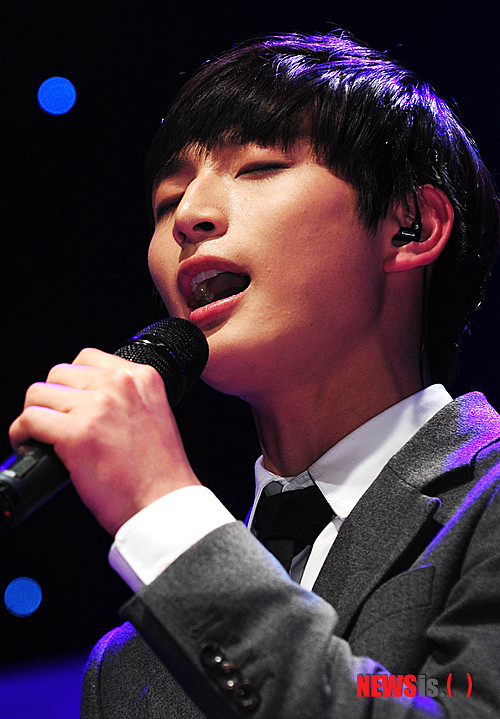 【서울=뉴시스】 박문호 기자 = 그룹 2AM의 가수 진운이 13일 오후 서울 강남구 청담동 일지아트홀에서 열린 새 앨범 '피츠제럴드식의 사랑 이야기' 출시 기자간담회에서 타이틀곡 '너도 나처럼'을 열창하고 있다.&nbsp; go2@newsis.com