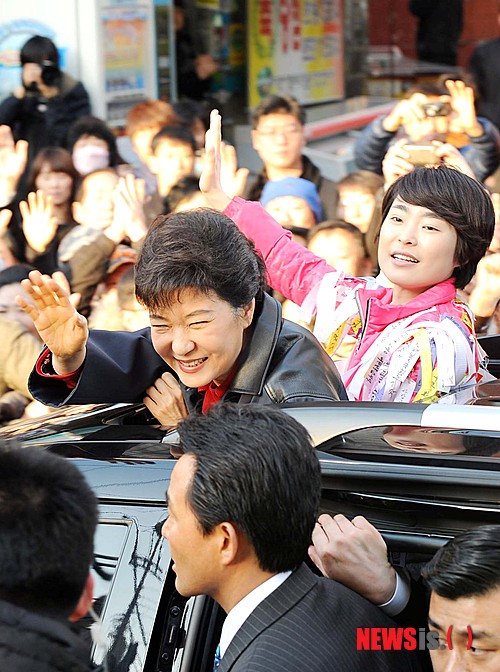 【부산=뉴시스】 하경민 기자 = 박근혜 새누리당 비상대책위원장이 13일 오후 4.11 총선의 최대 격전지로 떠오른 부산 사상구 손수조 후보 선거사무실을 방문, 손 후보를 격려한 뒤 함께 차량을 타고 함께 이동하면서 시민들에게 인사하고 있다. 당시 몰려든 시민들로 인해 왕로 4차로가 일시적으로 마비되는 소동이 벌어지기도 했다.&nbsp; yulnetphoto@newsis.com