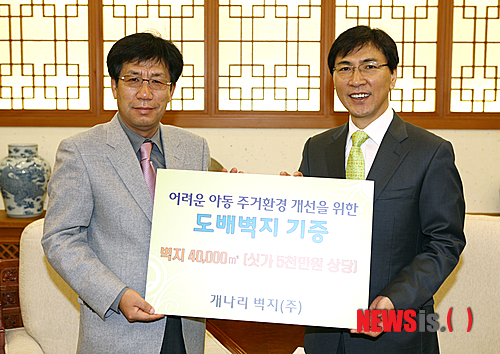 【대전=뉴시스】유효상 기자 = 벽지 전문회사인 개나리벽지 송의섭 회장이 14일 도지사 집무실에서 안희정 충남지사에게 어려운 이웃들을 위해 사용해 달라며 5000만원 상당의 벽지(4만㎡)를 기탁한 후 기념촬영을 하고 있다. (사진=충남도 제공)&nbsp; yreporter@newsis.com 