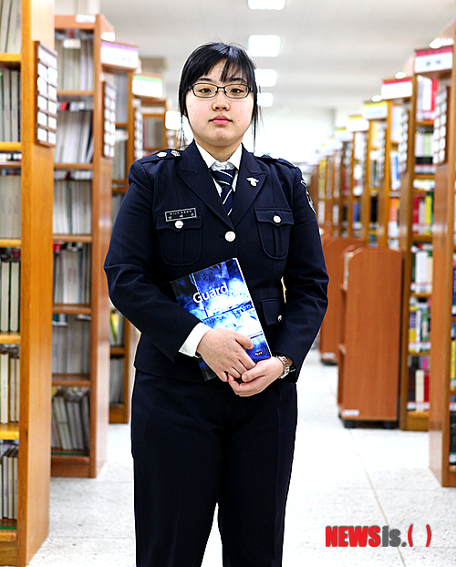 【대전=뉴시스】유순상 기자 = 중부대학교 경찰법학과 3학년 안예은씨가 14일 중부대 도서관에서 자신이 집필한 소설 'Guard'와 함께 기념촬영을 하고 있다.(사진=중부대 제공)&nbsp; ssyoo@newsis.com