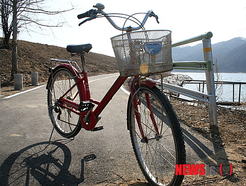 【화천=뉴시스】한윤식 기자 = 15일 이명박 정부의 4대강 치적중 하나인 자전거 도로가 당초 장밋빛 구상과 거리가 먼 겉치레에 불과한 것이 아니냐는 지적이 일고 있다. 이날 강원 화천군 하남면 거례리에서 대이리로 이어지는 구간 중 강변 700여m 구간이 갑자기 뚝 끊긴 채 방치되고 있어 라이딩을 즐기던 마니아들을 황당케 하고 있다. ysh@newsis.com