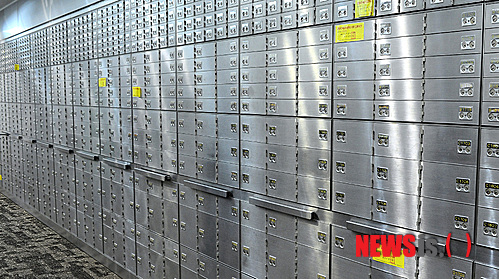 【서울=뉴시스】박상훈 기자 = 15일 오전 서울 시내의 한 은행에서 체납자들의 대여금고가 38세금징수과 조사관들에 의해 봉인 돼 있다. (사진=서울시 제공)&nbsp;&nbsp; photo@newsis.com