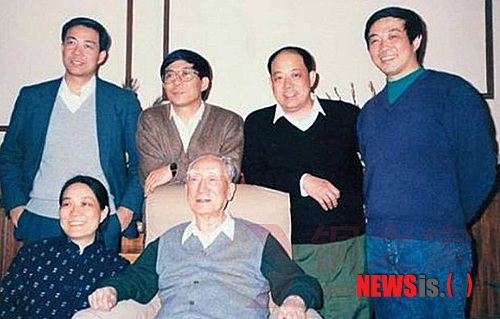 【서울=뉴시스】최근 중국에서 '왕리쥔 사건'이라는 정치 스캔들 중심에 선 보시라이(薄熙來, 뒷줄 왼쪽 첫번째)와 그의 가족 사진. 앞줄 오른쪽이 중국 부총리까지 지냈던 보시라이의 부친 보이보(薄一波)이고 뒷줄 나머지는 보이라이의 형제들.(사진출처 : 퉁즈자·銅之家)