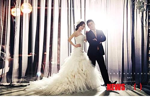 【서울=뉴시스】이예슬 기자 = KBS 차다혜(29) 아나운서와 미스코리아 이은희(35)가 18일 각각 결혼식을 올렸다.&nbsp; ○…차다혜는 카레이서 겸 사업가 박상무(34)씨와 강원도 삼척시 씨스포빌 리조트에서 부부로 맺어졌다. 신랑은 박정학(59) 씨스포빌 회장의 장남이며 KBS 김현욱(40) 아나운서의 소개로 차싸를 만났다. 이들은 신랑 박씨가 운영하는 강릉~독도 간 페리로 독도를 다녀오는 신혼여행을 택했다.&nbsp;&nbsp; 차씨는 2009년 KBS 아나운서로 입사했다. 2TV '영화가 좋다'와 1TV '도전! 골든벨' 등을 진행하고 있다.&nbsp; ○…이날 서울 역삼동에서는 영화배우 이병헌(42)의 동생인 1996 미스코리아 진 이은희(35)가 회사원(36)과 결혼했다.&nbsp; 개그맨 정준하(41)가 피로연의 사회를 봤다.&nbsp; ashley85@newsis.com 