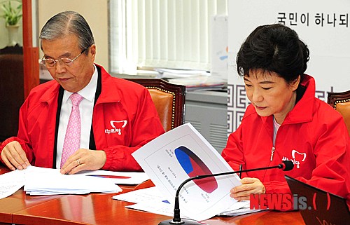 【서울=뉴시스】권주훈 기자 = 19일 오전 국회 새누리당 비대위위원장실에서 열린 비상대책회의에서 박근혜 위원장과 김종인 위원이 보고자료를 검토하고 있다. joo2821@newsis.com