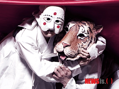 【서울=뉴시스】이재훈 기자 = 한국적인 '마술적 리얼리즘' 연극을 선보인다는 평을 받는 극작가 겸 연출가 오태석(72)씨가 단군신화를 재해석한다.&nbsp; 국립극단이 4월 10일부터 22일까지 서울 명동예술극장에서 공연하는 '마늘먹고 쑥먹고'를 연출한다.&nbsp; 하늘의 왕인 환인의 아들 환웅과 100일동안 마늘을 먹고 곰에서 인간으로 변한 웅녀 사이의 아들 단군 왕검에 관한 고조선의 건국신화가 모티브다.&nbsp; '사람이 된 웅녀가 지금까지 살고 있다면?' '참을성 없던 호랑이가 다시 마늘과 쑥을 먹게 된다면?'이라는 상상에서 출발했다.&nbsp; 어지럽고 복잡하며 좁아터진 한반도에 살고 있던 '웅녀' 할멈은 어느날 손녀 '순단'과 여행을 떠나기로 결심한다. 드넓은 만주벌판을 가로지르고 백두산에 정계비를 세우러 길을 떠난다. '호랭이탈'이 씌워진 신발장수도 인간이 되기 위해 이들과 동행한다. 동에 번쩍 서에 번쩍 펼쳐지는 여정 속에 DMZ를 지나 동물도 만나고, 사람들도 만나면서 다양한 소동이 벌어진다.&nbsp; 출연진 24명 모두 공연 내내 가면을 쓰고 등장한다. 고려·조선시대 유행한 산대놀음을 바탕으로 전위적으로 해석한 가면은 변신과 몸짓의 미학을 선사한다. 우리 말맛이 살아있는 3·4조, 4·4조 운율의 대사와 감칠맛 나는 옛 민요는 언어의 미학을 뽐낸다.&nbsp; "관객이 하는 연극이 6할 정도 된다"는 오 연출의 말마따나 공연 내내 관객이 함께 이야기를 만들어내는 장면들도 수두룩하다.&nbsp; 국립극단은 "산대에 뿌리를 두고 전위적으로 해석한 가면, 생략과 비약의 모험담을 담아낸 시적인 무대 등 변신과 간극의 미학이 가득한 오태석 고유의 서사 판타지"라고 소개했다.&nbsp; 정진각, 김정환, 이수미, 한혜수, 김진수 등이 출연한다. 2만~5만원. 02-3279-2233&nbsp; 한편, '마늘먹고 쑥먹고'는 국립극단이 올해 기획한 '삼국유사 프로젝트'의 포문을 여는 작품이다. '꿈'(작 김명화·연출 최용훈), '길위의 길'(작 홍원기·연출 박정희), '침대 밑의 처용'(작 최치언·연출 이성열), '그림자 놀이'(작 김태형·연출 박상현), '낙화'(작 차근호·연출 양정웅) 등이 바통을 이어 받는다.&nbsp; realpaper7@newsis.com 