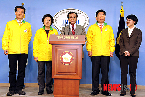 【서울=뉴시스】조성봉 기자 = 이해찬 민주통합당 상임고문(가운데)이 19일 오후 서울 영등포구 여의도 국회 정론관에서 4.11 총선 세종시 출마 기자회견을 하고 있다.&nbsp; suncho21@newsis.com 