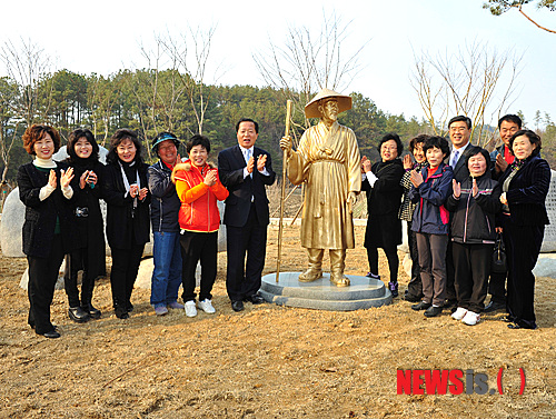 【화순=뉴시스】구길용 기자 = 전남 화순군은 20일 조선후기 방랑시인 김삿갓(본명 김병연·1807∼1863)이 생을 마친 화순 동복면에 '삿갓동산'을 조성했다고 밝혔다.(사진=화순군청 제공)&nbsp; kykoo1@newsis.com&nbsp; 