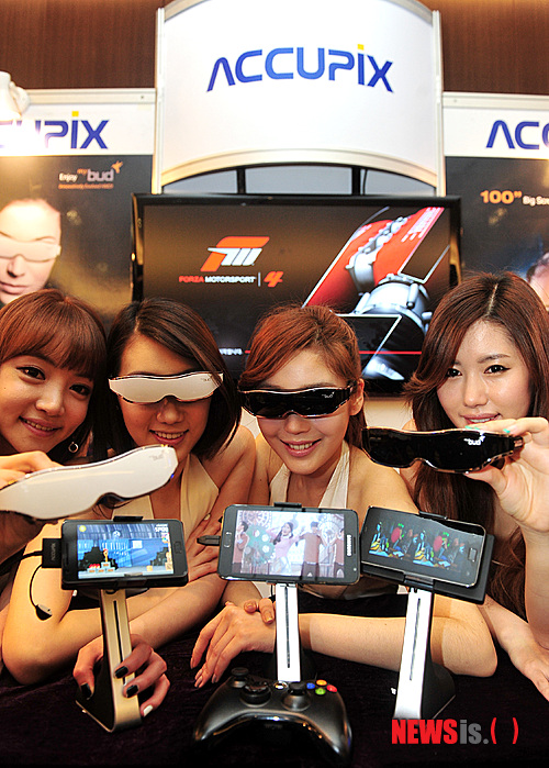 【서울=뉴시스】고범준 기자 = 광학기술 전문업체 아큐픽스(대표이사 고한일)가 20일 오전 서울 여의도 63빌딩 시더홀에서 세계 초경량 HMD(모델명 mybud)를 공개, 모델들이 제품을 들고 포즈를 취하고 있다. 아큐픽스 마이버드 HMD는 중량이 78g에 불과해 현존하는 HMD중에서 가장 가벼운제품이고, 안경형태의 광학 디스플레이기기로 착용시 4m거리에서 100인치(852x480)사이즈의 LCD 고화질 대형화면을 구현한다.&nbsp; bjko@newsis.com
