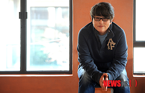 【서울=뉴시스】박상훈 기자 = 올해 상반기 최대의 화제작으로 꼽히는 영화 '화차'의 변영주 감독이 20일 오전 서울 종로구 한 카페에서 뉴시스와 인터뷰 전 포즈를 취하고 있다.&nbsp; hyalinee@newsis.com