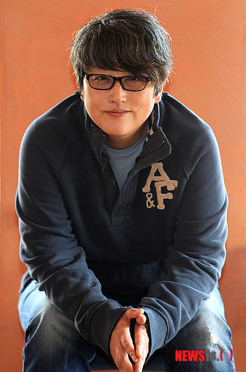 【서울=뉴시스】박상훈 기자 = 올해 상반기 최대의 화제작으로 꼽히는 영화 '화차'의 변영주 감독이 20일 오전 서울 종로구 한 카페에서 뉴시스와 인터뷰 전 포즈를 취하고 있다.&nbsp; hyalinee@newsis.com