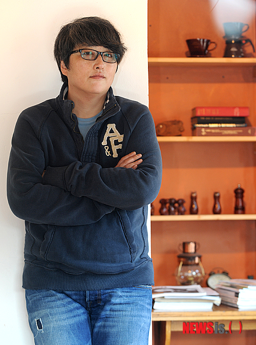 【서울=뉴시스】박상훈 기자 = 올해 상반기 최대의 화제작으로 꼽히는 영화 '화차'의 변영주 감독이 20일 오전 서울 종로구 한 카페에서 뉴시스와 인터뷰 전 포즈를 취하고 있다.&nbsp; hyalinee@newsis.com