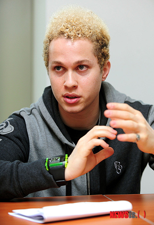 【서울=뉴시스】박동욱 기자 = Mnet '슈퍼스타K 3' 출신 크리스 고라이트리가 20일 오후 서울 충무로 뉴시스 본사에서 취재진과 인터뷰를 하고 있다.&nbsp; fufus@newsis.com