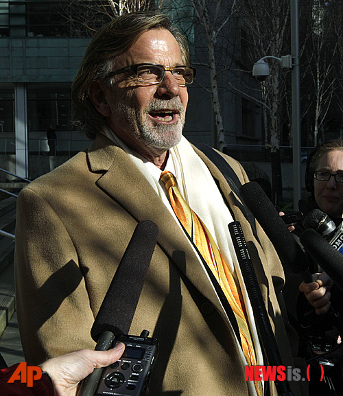 【시애플=AP/뉴시스】존 헨리 브라운 변호사가 지난 1월27일 미국 시애틀에서 기자회견을 하고 있다. 브라운 변호사는 아프가니스탄에서 총기를 난사해 무고한 민간인 16명을 숨지게 한 로버트 베일즈 하사를 변호하고 있다.&nbsp; 