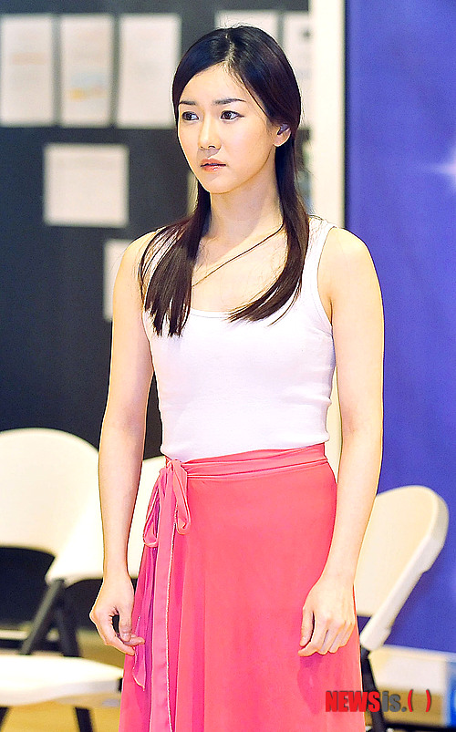 【서울=뉴시스】최동준 기자 = 21일 오후 서울 구로구 디큐브아트센터 연습실에서 열린 뮤지컬 '파리의 연인' 연습실 공개에서 배우 오소연이 열연하고 있다. 드라마로 인기를 끌었던 파리의 연인을 뮤지컬로 선보이는 이번 공연은 오는 4월 5일부터 5월 30일까지 디큐브아트센터에서 열린다.&nbsp; photocdj@newsis.com