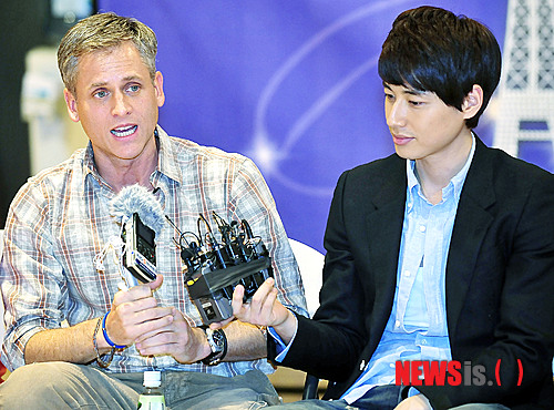 【서울=뉴시스】최동준 기자 = 21일 오후 서울 구로구 디큐브아트센터 연습실에서 열린 뮤지컬 '파리의 연인' 연습실 공개에서 연출을 맡은 구스타보 자작이 취재진 질문에 답변하고 있다. 드라마로 인기를 끌었던 파리의 연인을 뮤지컬로 선보이는 이번 공연은 오는 4월 5일부터 5월 30일까지 디큐브아트센터에서 열린다.&nbsp; photocdj@newsis.com