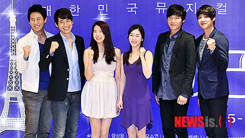 【서울=뉴시스】최동준 기자 = 21일 오후 서울 구로구 디큐브아트센터 연습실에서 열린 뮤지컬 '파리의 연인' 연습실 공개에서 배우들이 포즈를 취하고 있다. 드라마로 인기를 끌었던 파리의 연인을 뮤지컬로 선보이는 이번 공연은 오는 4월 5일부터 5월 30일까지 디큐브아트센터에서 열린다.&nbsp; photocdj@newsis.com