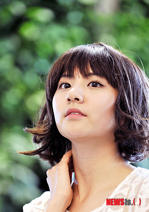 【서울=뉴시스】홍찬선 기자 = 배우 여민주가 21일 오후 서울 중구 충무로 뉴시스에서 인터뷰에 앞서 포즈를 취하고 있다. mania@newsis.com