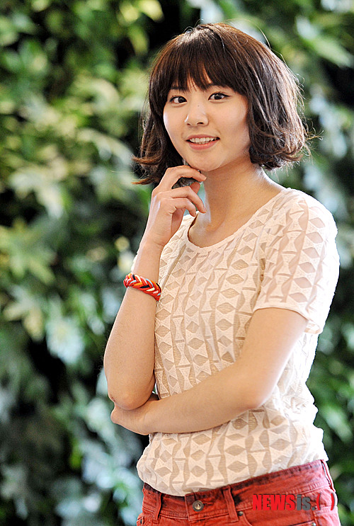 【서울=뉴시스】홍찬선 기자 = 배우 여민주가 21일 오후 서울 중구 충무로 뉴시스에서 인터뷰에 앞서 포즈를 취하고 있다. mania@newsis.com